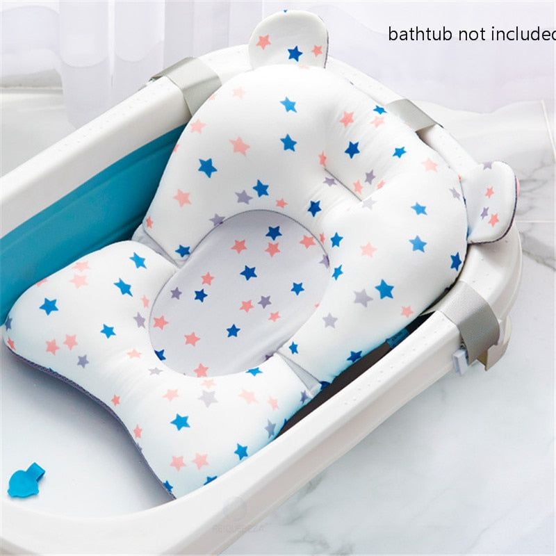 Almofada para banho com bebê relaxado em banheira com água. Produto para banho de bebê com borda colorida.