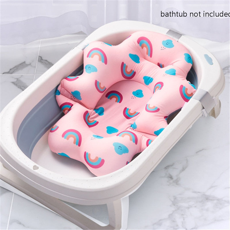 Vista superior da almofada para banho em banheira com reflexos de luz. Produto para banho de bebê confortável e seguro.